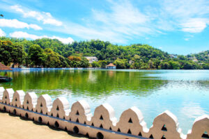 Kandy Lake: A Serene Oasis in the Heart of Sri Lanka